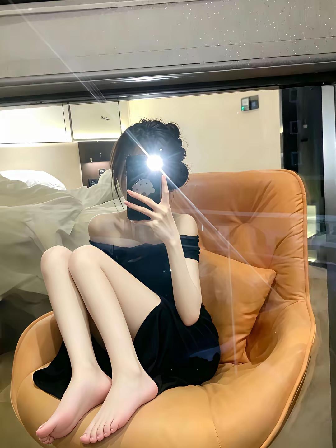 这两位美女，都用手机堵住了脸，这反而让人们越想看一下她们的面容是不是也很漂亮。从