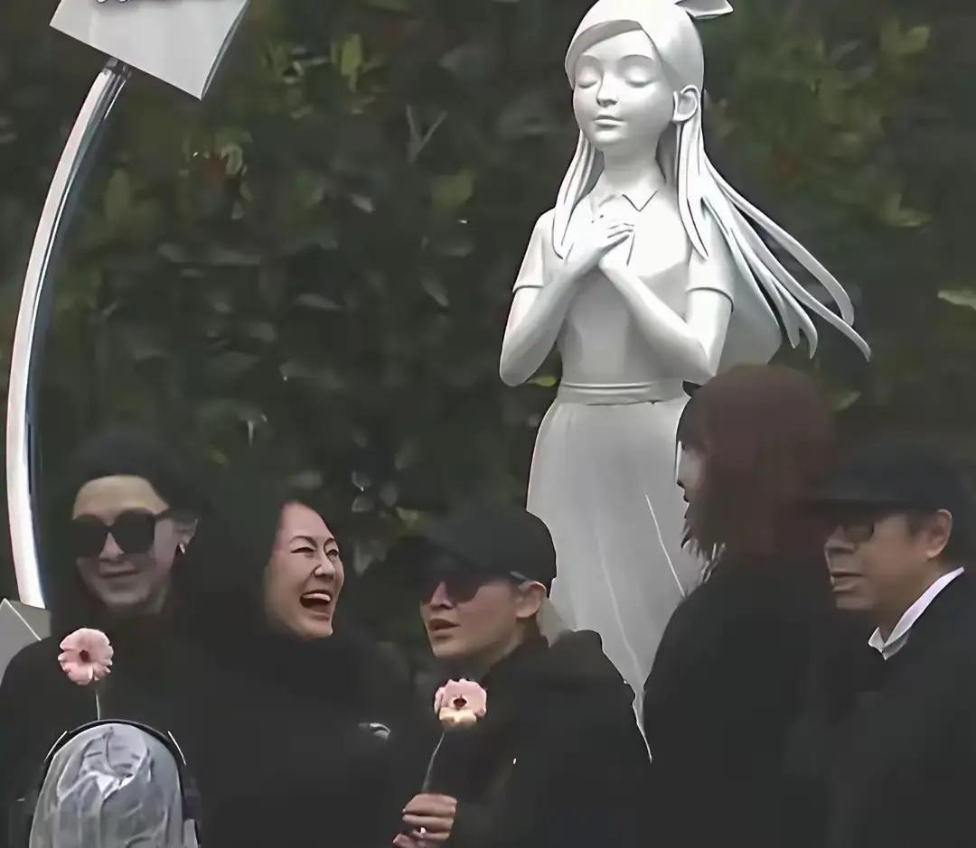 小S凌晨连发三条IG，配图全是她和具俊晔的合照，配文写着“姐夫最棒”大S刚宣布要