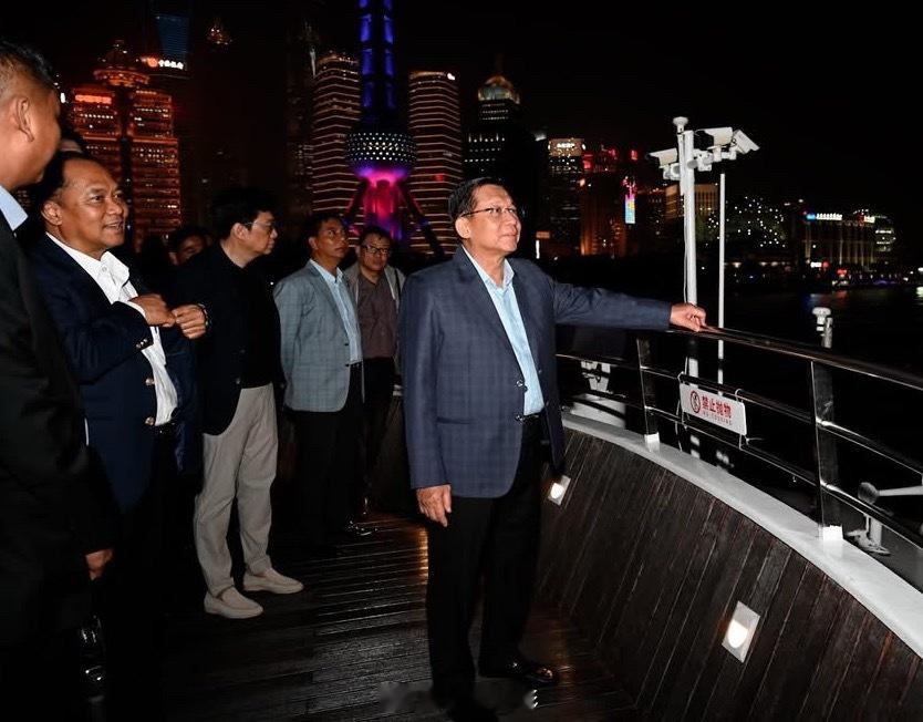 🇨🇳🇲🇲缅甸总统敏昂莱游览上海黄浦江，欣赏黄浦江畔灯光璀璨的夜景。热点现