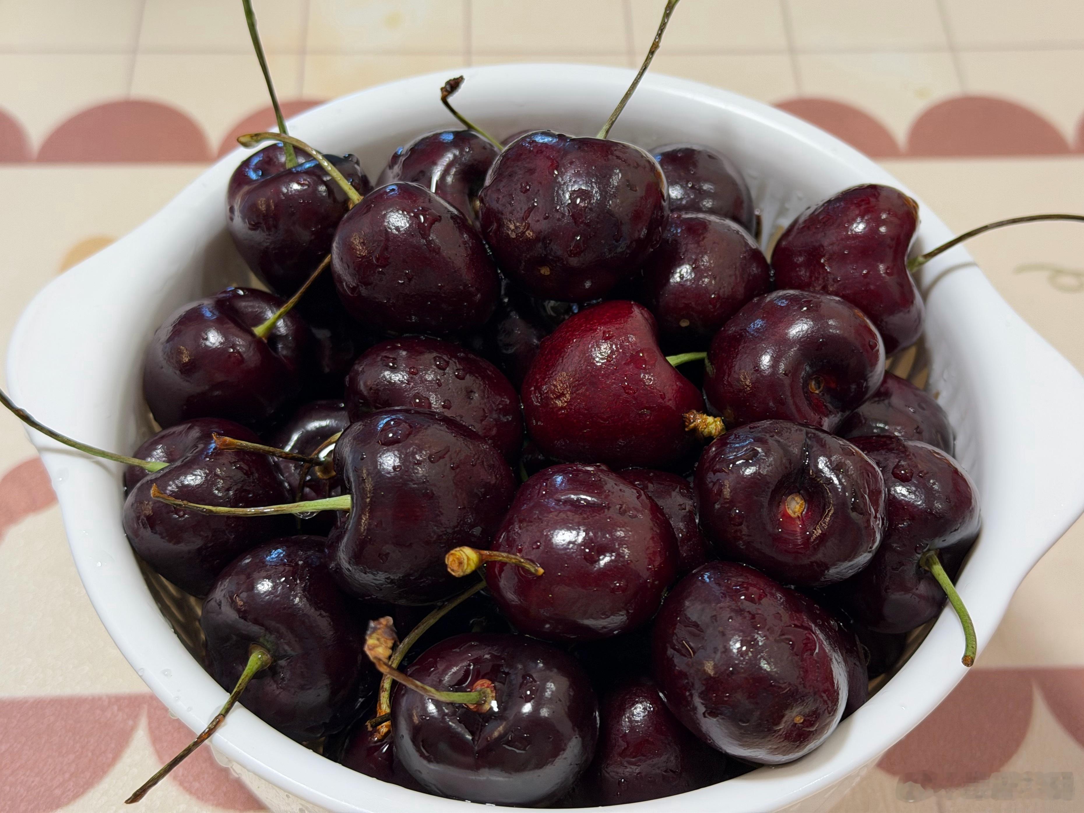车厘子我告诉自己这玩意不能吃多，太甜啦，结果又忍不住，下午一会吃几个一会吃几个，