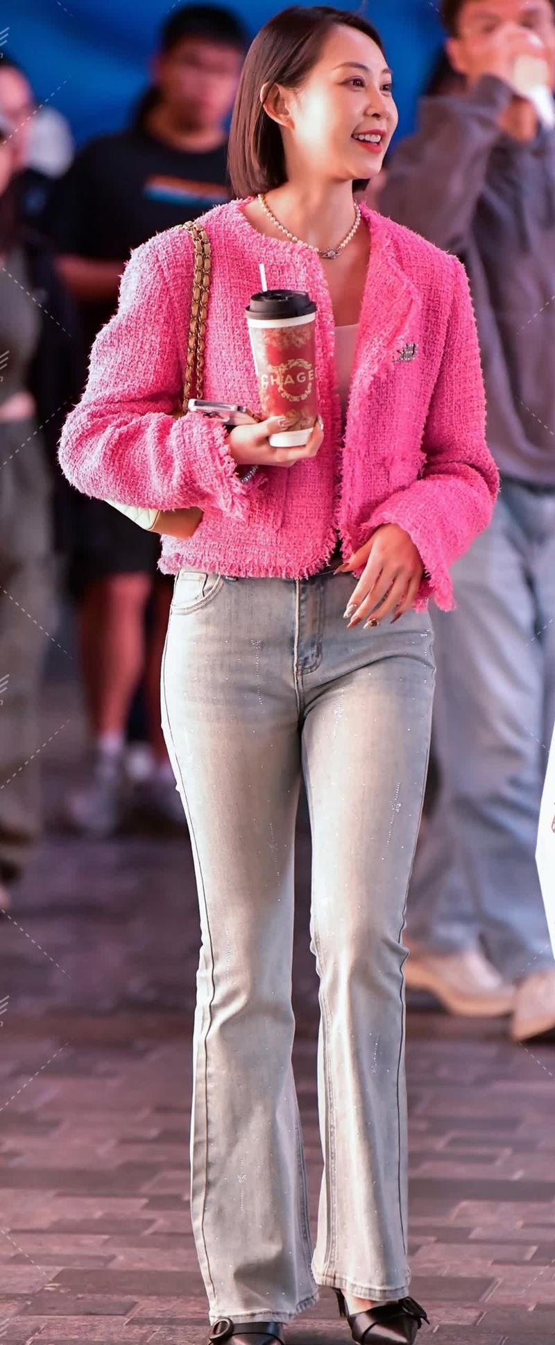 芭比粉外套搭闪钻牛仔这甜酷混搭玩法我爱了就说这芭比粉粗花呢外套短款设计拉高