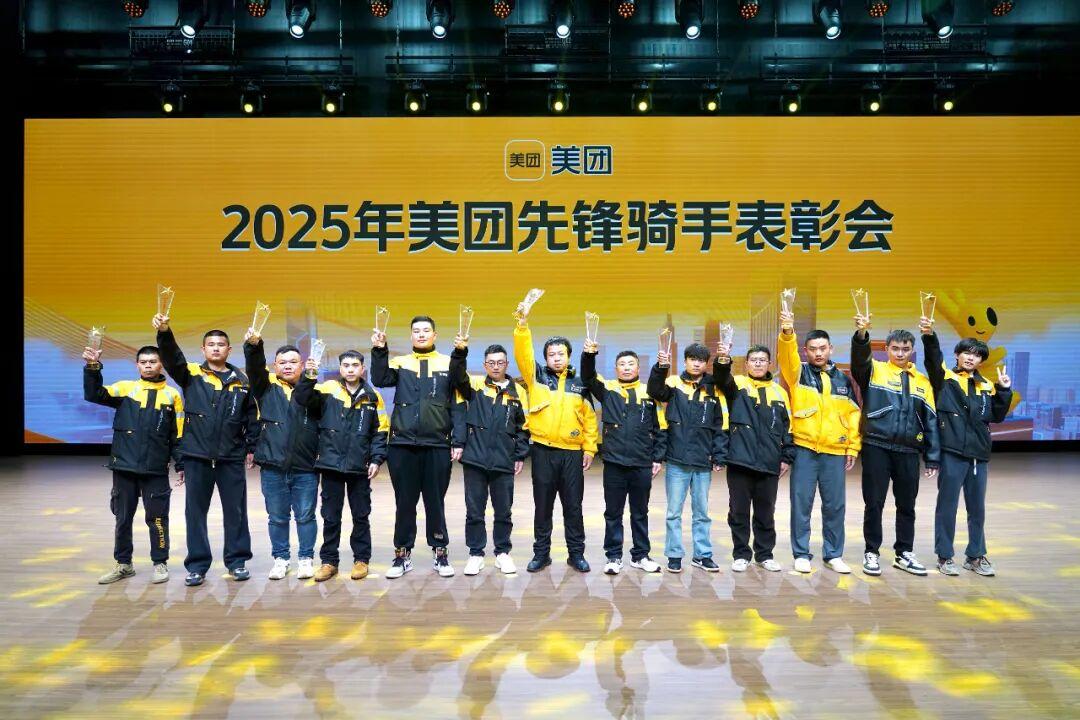 今天的小哥有点暖，才发现美团悄悄做了这些改变中午点外卖，开门时骑手小哥递过餐盒