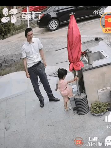 这个当父亲的，看起来有些冷酷无情，这么点个小孩在自己面前摔倒，而且摔的又这么重，
