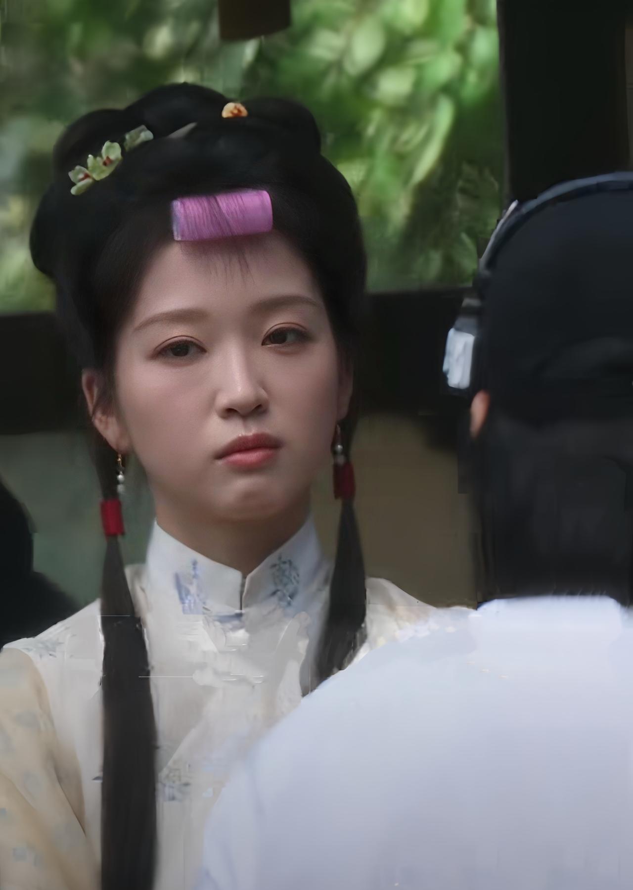 一觉醒来于正这次后槽牙咬碎都没用了先是签约了身高成迷的余茵，这次竟然又合作了