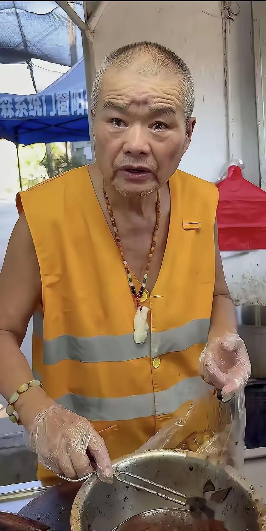 合肥那家"不准问价"的卤肉店，终于被干趴下了，看得人心里真舒坦。之前仗着自己