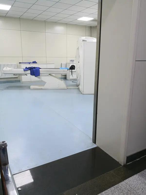他是一名医学影像学专业生，规培后进入了介入放射科室科室很忙，来到这就开始了