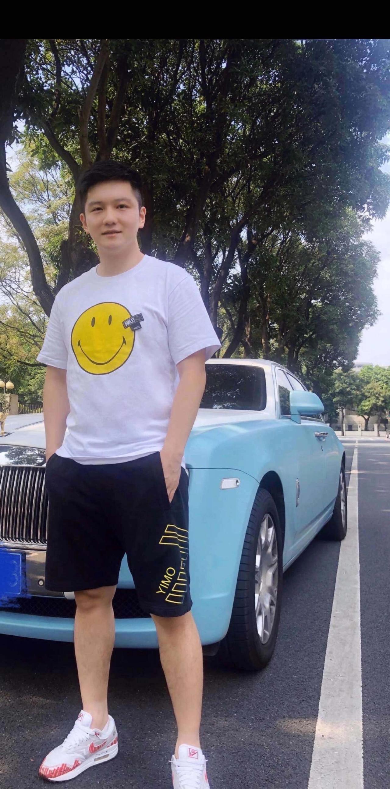 这是啥时候的小胖，穿搭到位，很好看，喜欢，这姿势好像社会小青年，真的是气质到位，