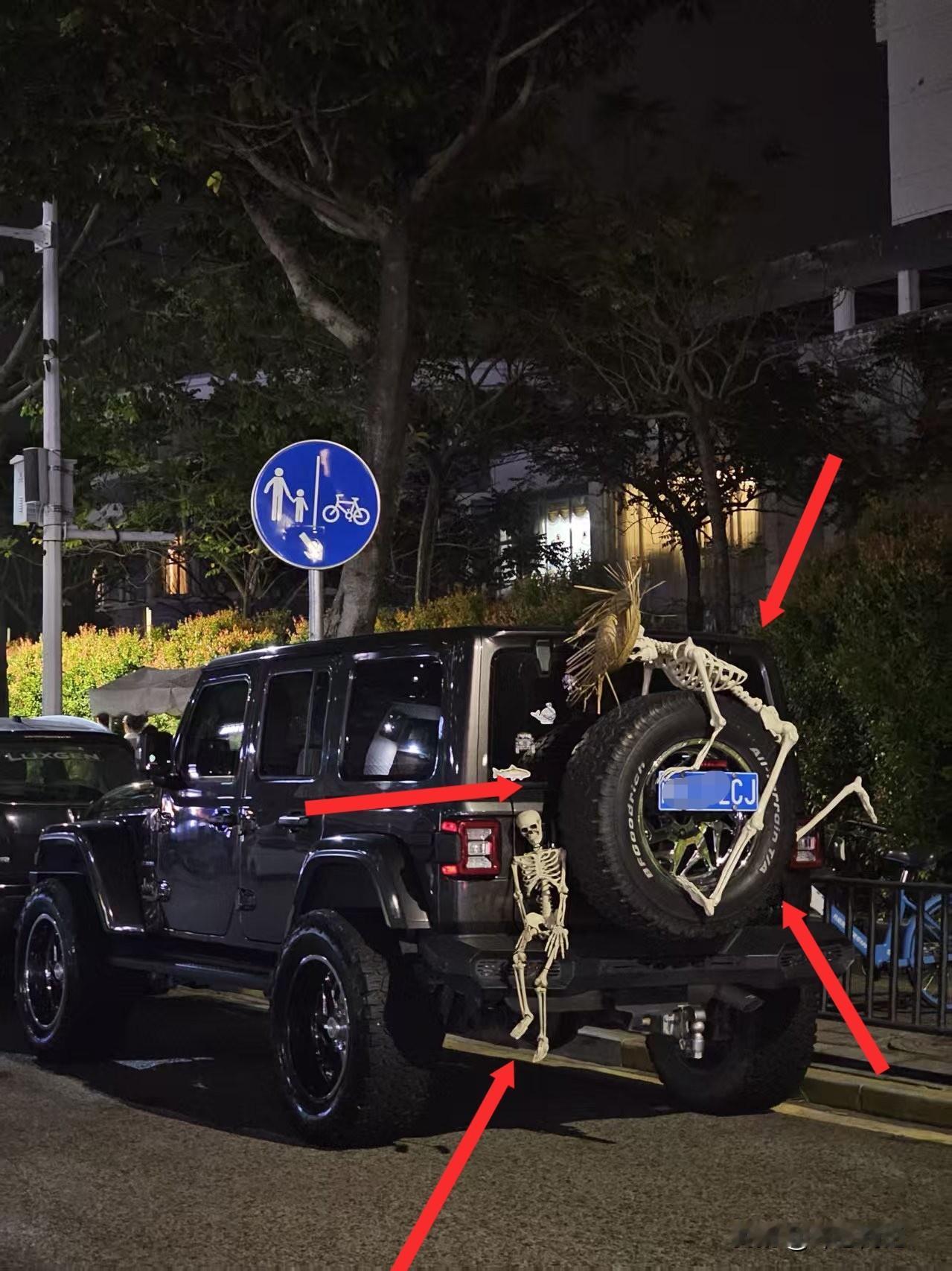 吓到小孩咋办？在厦门街头，一台车，搞得不伦不类的，为了博眼球，吸引流量，还是为了