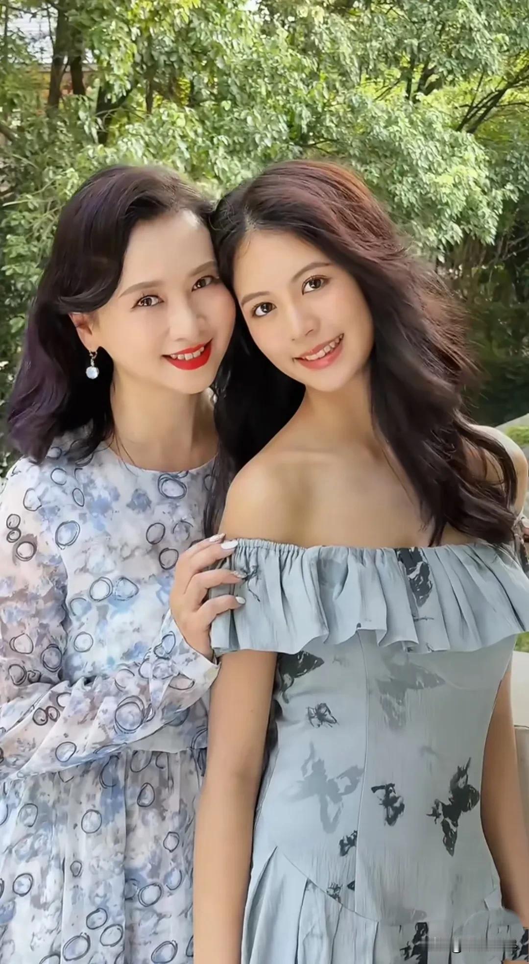 比起黄奕的女儿，这才是出道星二代该有的样子！翁虹晒与女儿的合照，18岁的水晶是