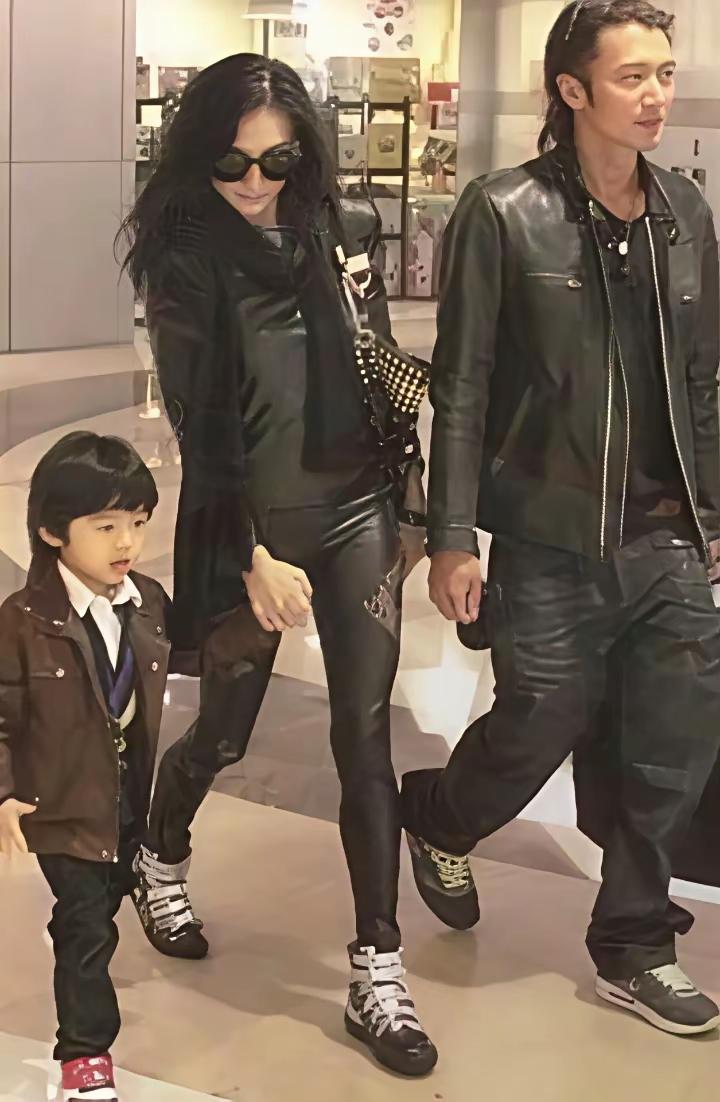 张柏芝谢霆锋一家三口在一起的画面太美不敢想象，​​张柏芝