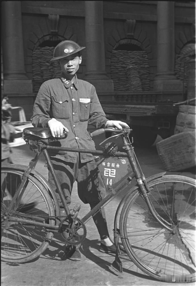 照片中的人物是1937年上海电报局的派送员。在1937年6月,上海电报局共