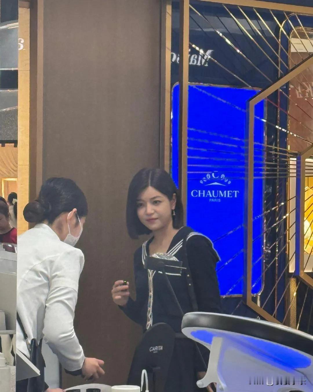 在北京逛街时偶遇陈妍希，她真的好漂亮！脸小皮肤白，笑容甜美极了！