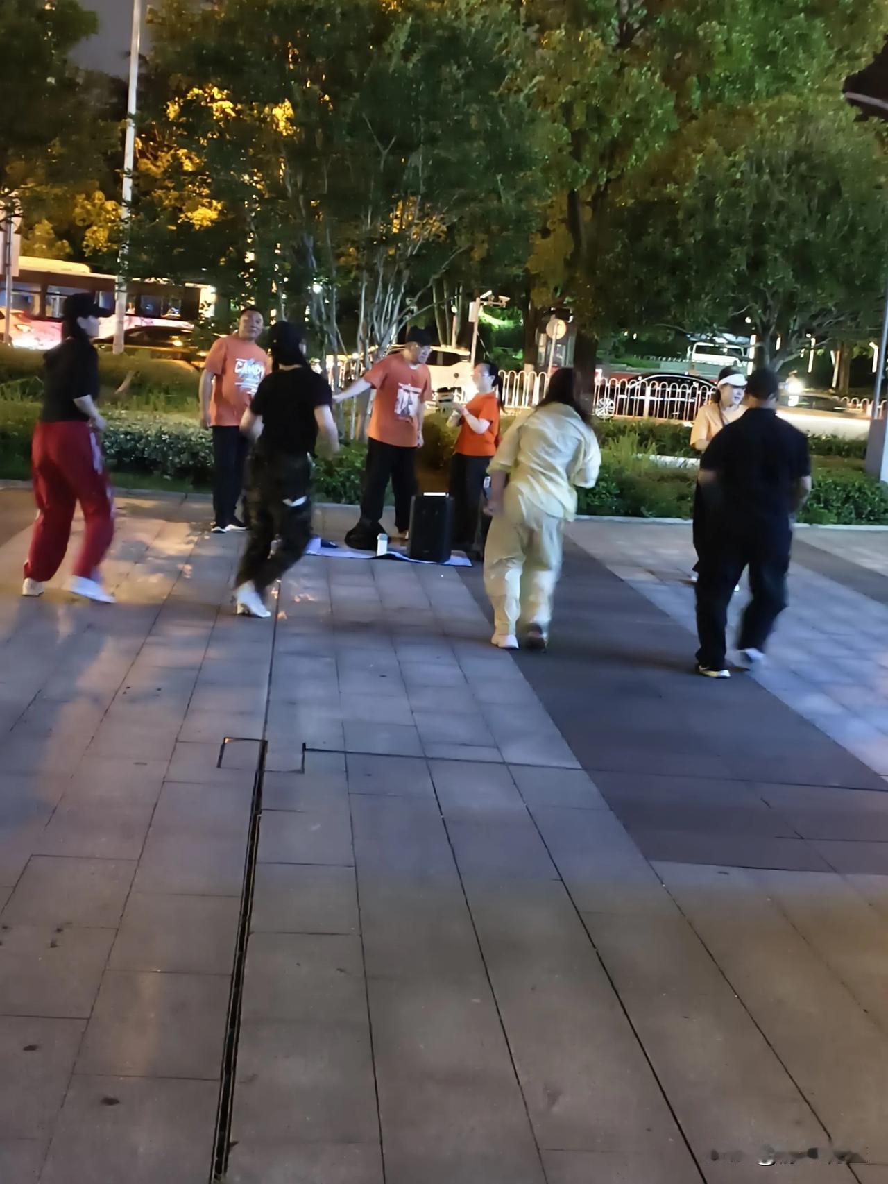 年轻人出来跳广场舞了，大妈勾不到老头了！小老头盯着看阿娜多姿的小仙女跳舞。我怀