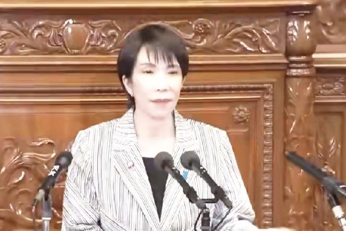 评论员：高市早苗猛踩油门挑衅中国今天刷到高市早苗又放狠话，一边猛踩油门一边拿中国