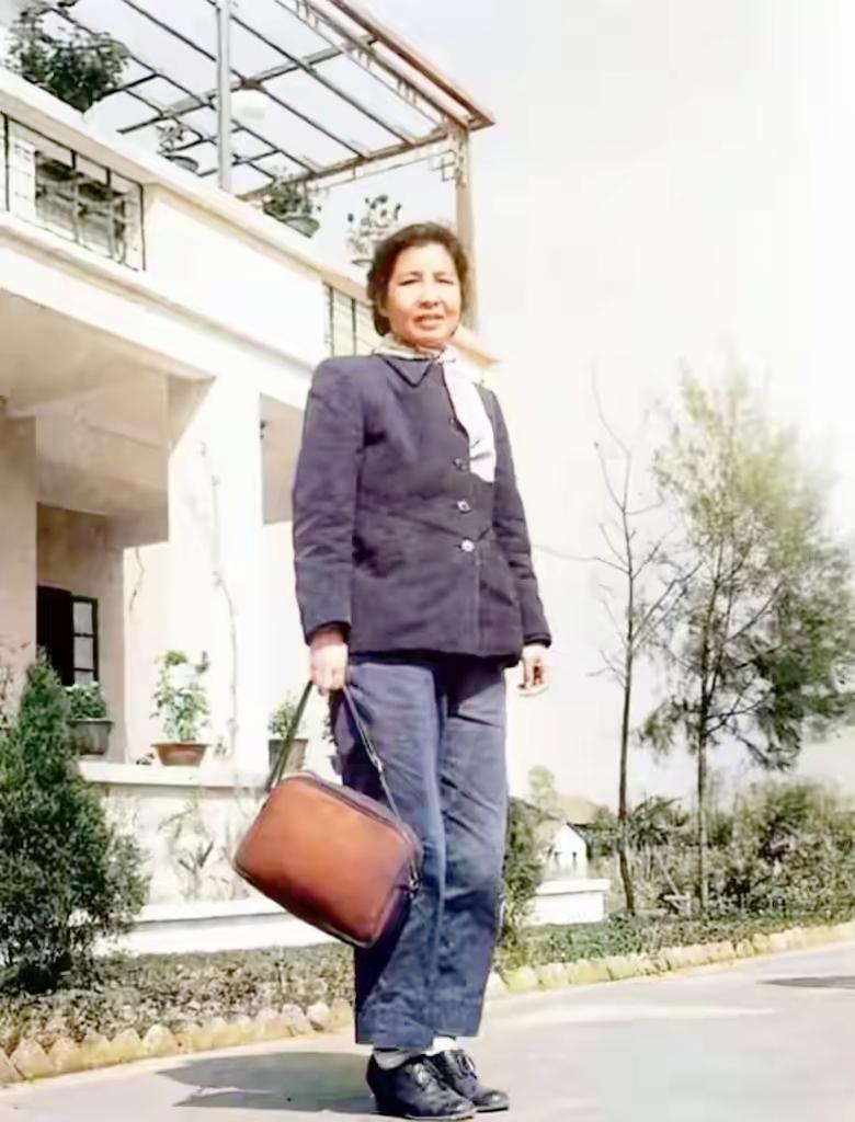 世上无难事，只怕有心人！这是43岁的曾志在广州市工业局担任书记的留影，阳光明媚，