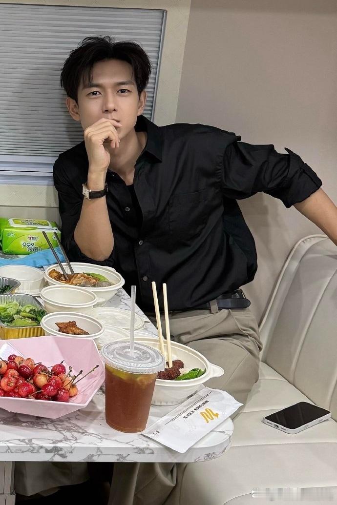 李现李现的日餐，竟然没有肉，全是素菜，这谁受得了。
