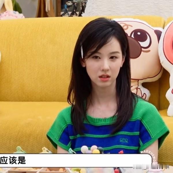李雪琴问陈都灵：“你小名叫什么？”陈都灵说：“叫嘟嘟。”这时候，坐在旁边