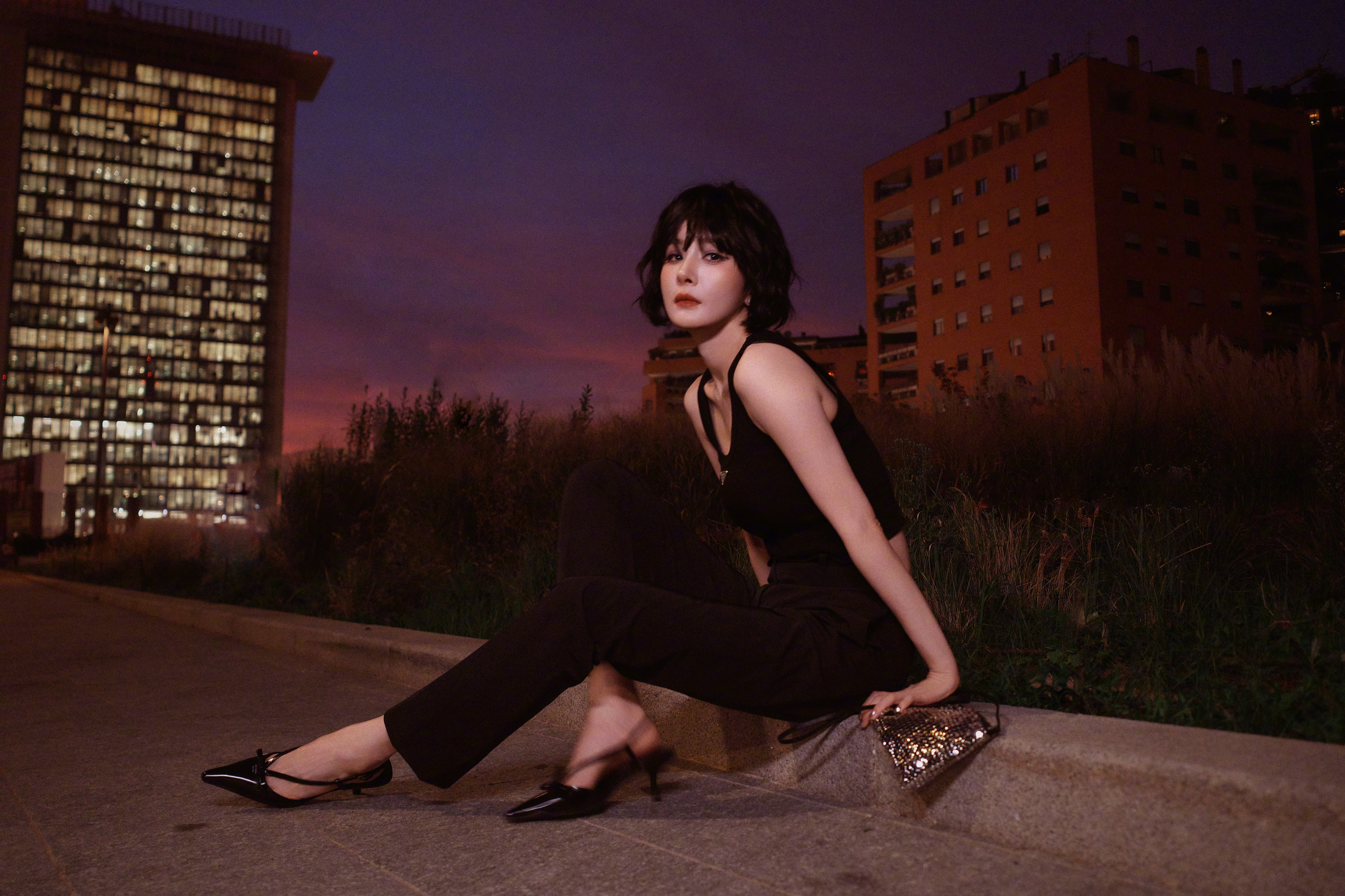 杨幂米兰外景大片释出。豹纹大衣搭配黑色露腰内搭，利落短发，黄昏暮色加持，又酷又飒