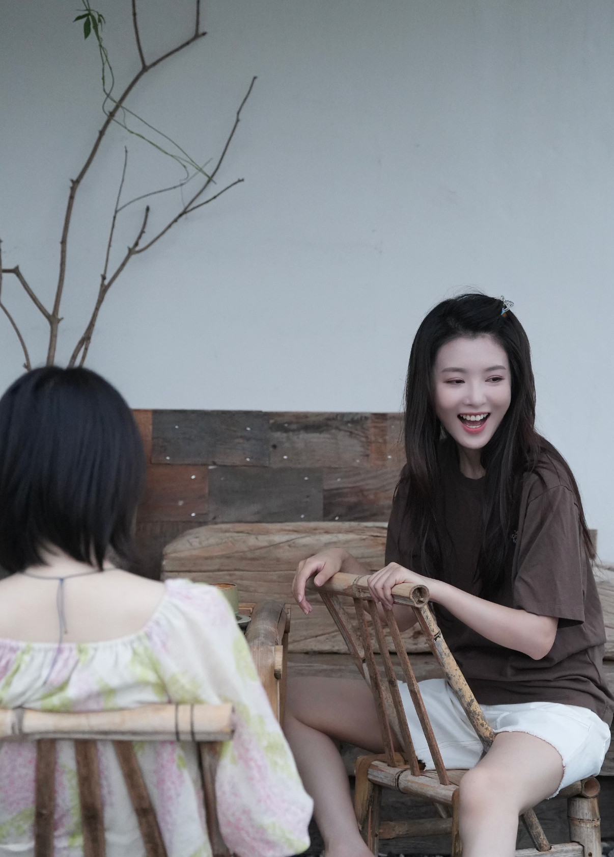 【李云霄反坐椅子反差萌】今天，在社交媒体分享和友人饮茶的照片，祝福大家双节快乐，