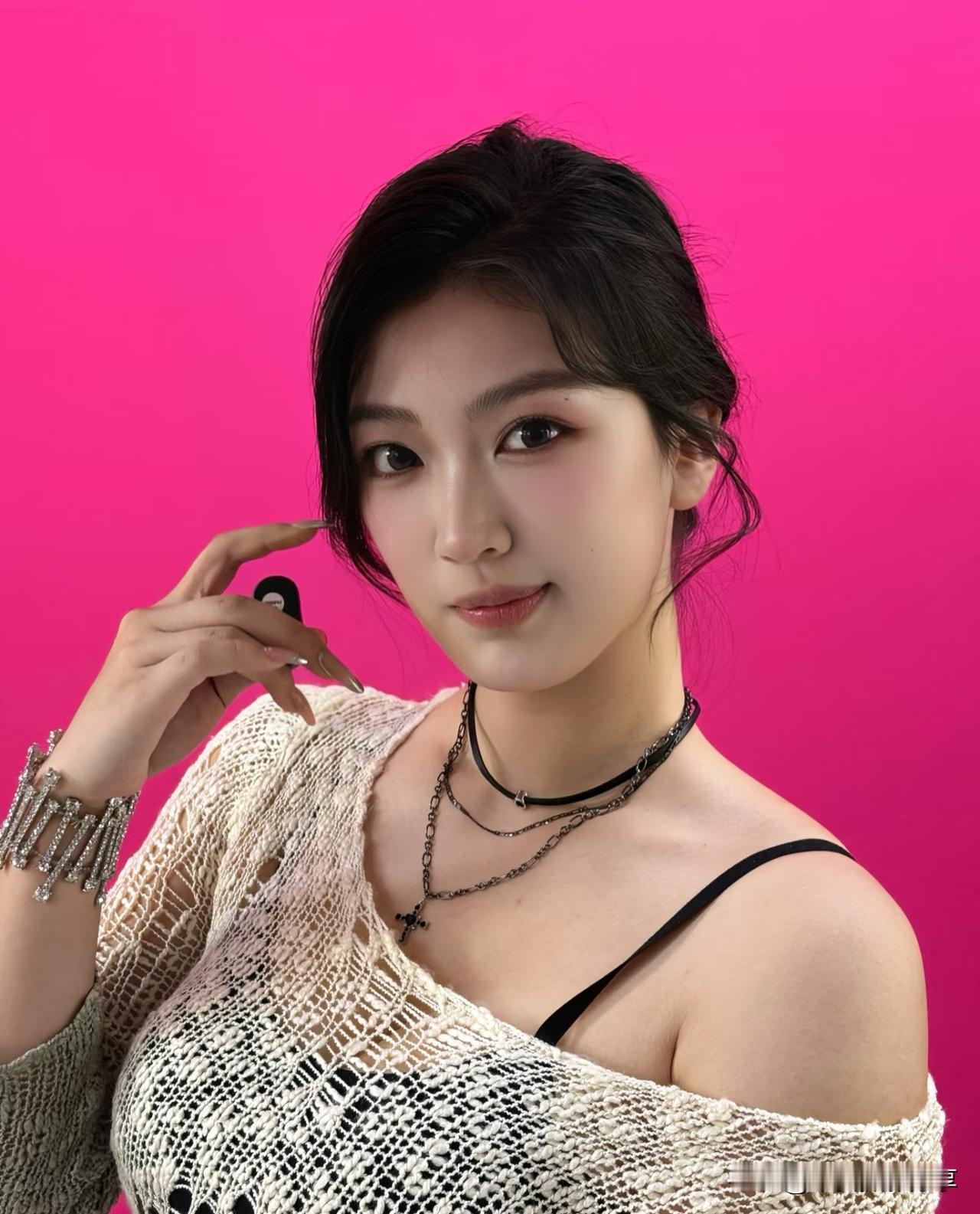 我超爱大体格子的丰满美女！之前在商场看到一位，那气场，走路带风。她身材丰腴却不失