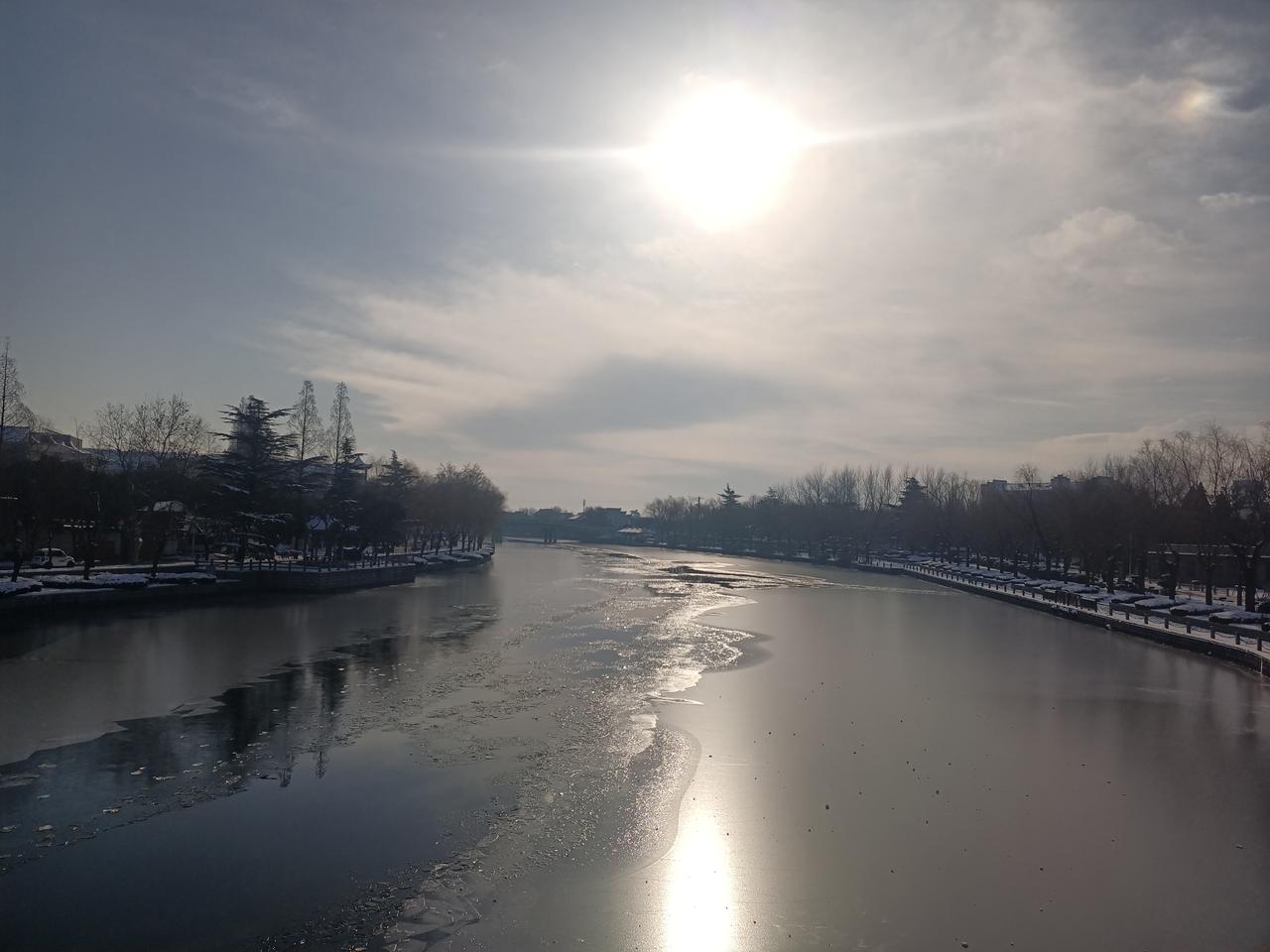 雪后的台儿庄景象。冰封最古老的千年京杭大运河和房檐冰溜。（图片来源：老山兰随手拍