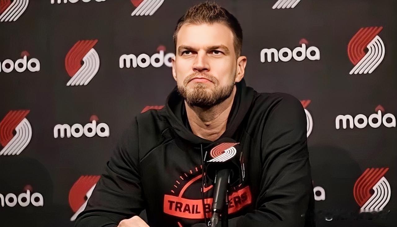 斯普里特估计烦透了他烦的不是杨瀚森打的不好烦的是，每场赛后自己都要回答关于