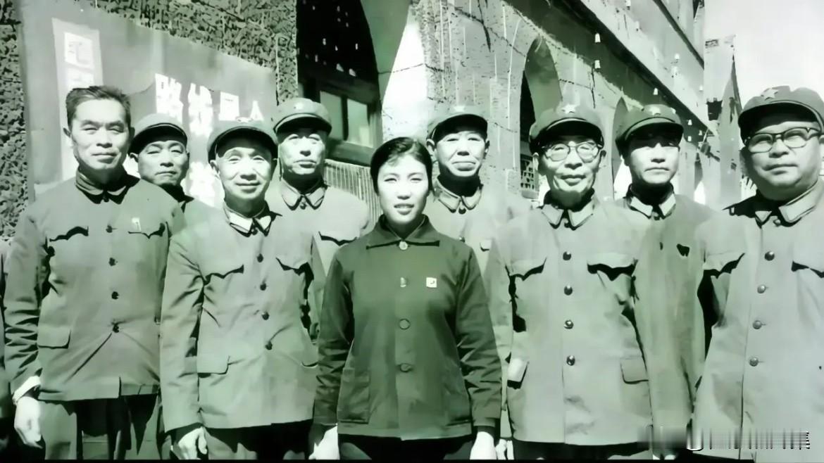 1977年，在全国“农业学大寨”的热潮下，开国将军粟裕（前排左二）、傅钟（前排右