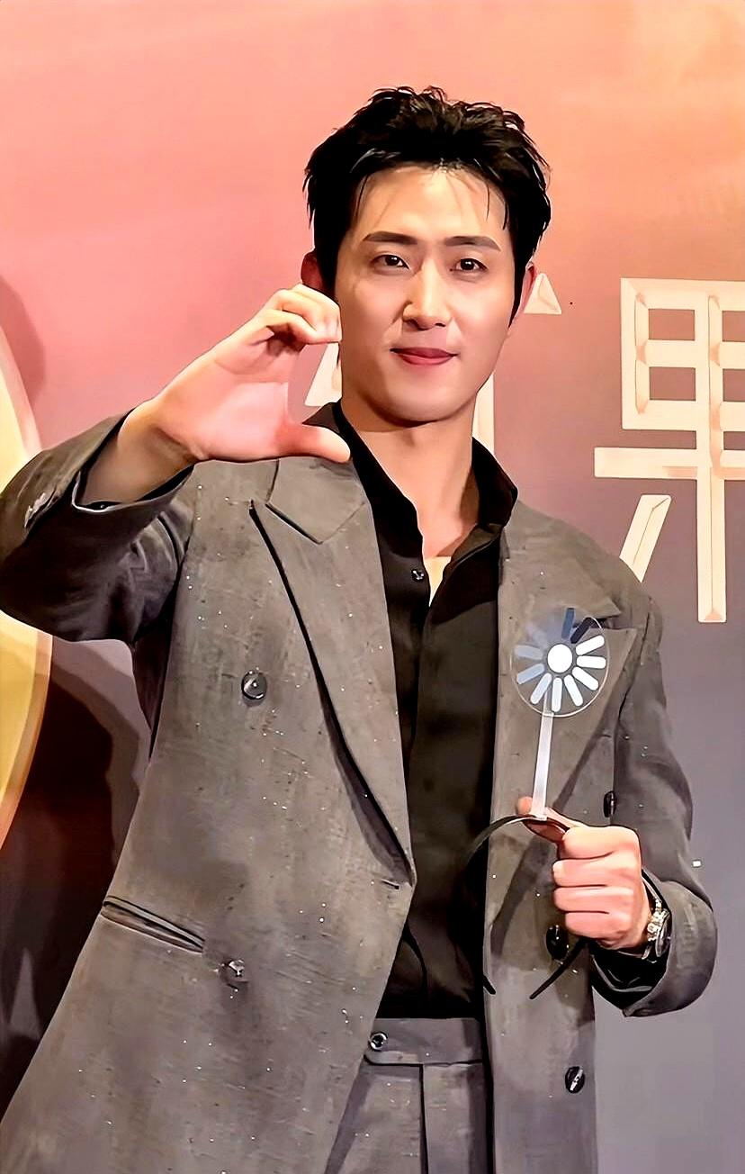 王凯沐，这次让人忍不住扶额！霸道总裁王凯沐在红果短剧盛典采访时给大家比心