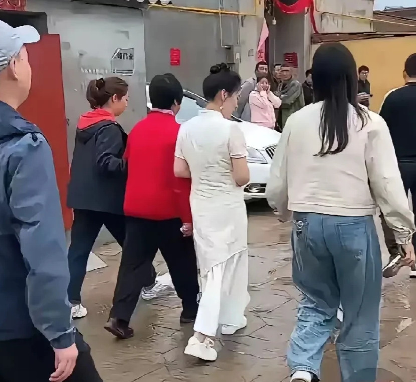 小红今天回门的时候穿了一件白裙子，好多人说应该穿红裙子，比较喜庆，寓意好，小红却