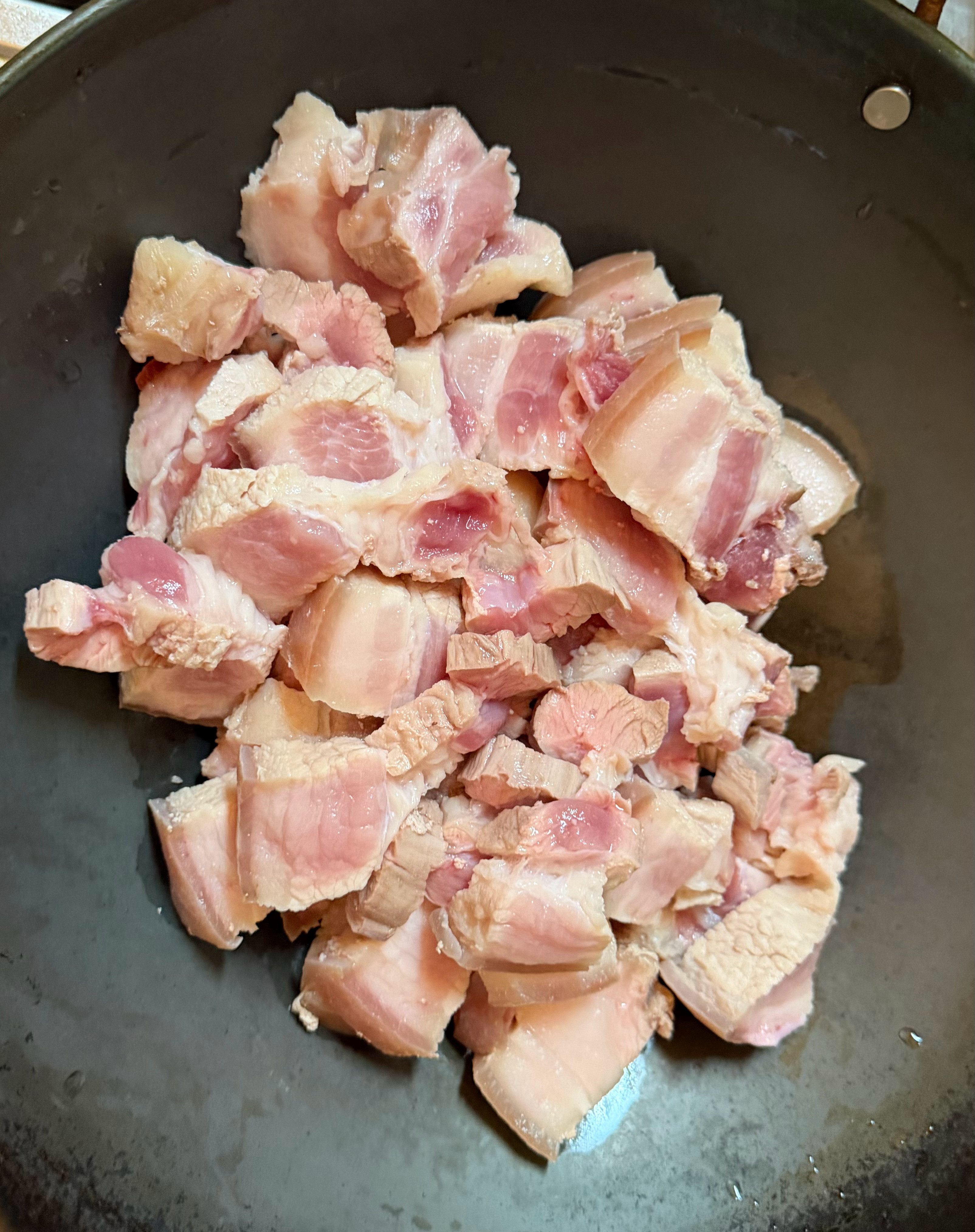 一鍋三菜，暖胃也暖心。❤️今天用最簡單的食材，煮出最有家的味道。滷肉切塊慢火燉到