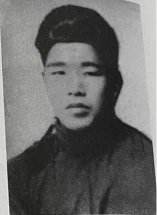 1937年深夜，一名日军翻进老农家，偷偷将一摞钱塞进窗户，低声道：“千万别声张，