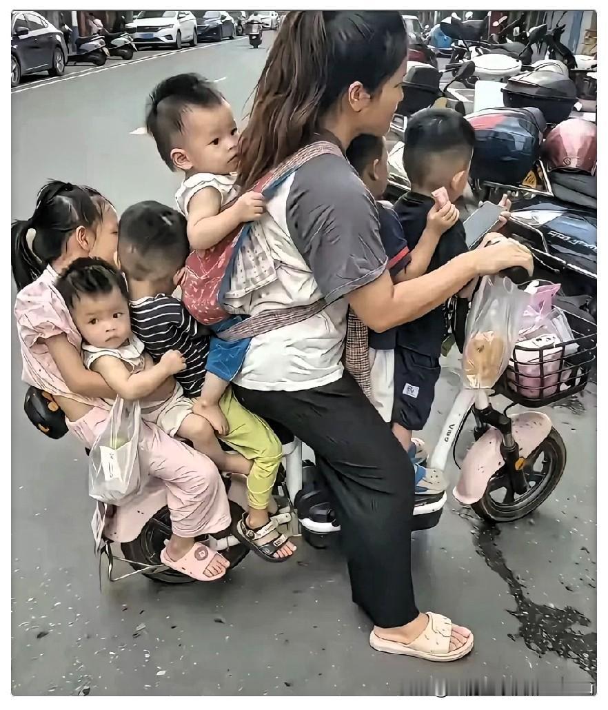 这事你信吗？这个二十多岁的广东妈妈，亲生六个娃，里面还有两对双胞胎，全靠她