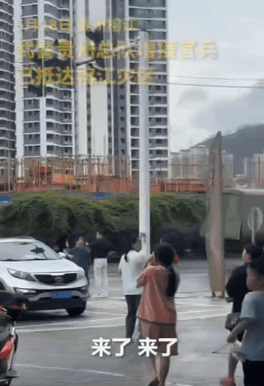 “解放军真来了”！武警增援官兵抵达榕江灾区，当地居民大喊：“来了，来了，人民子弟