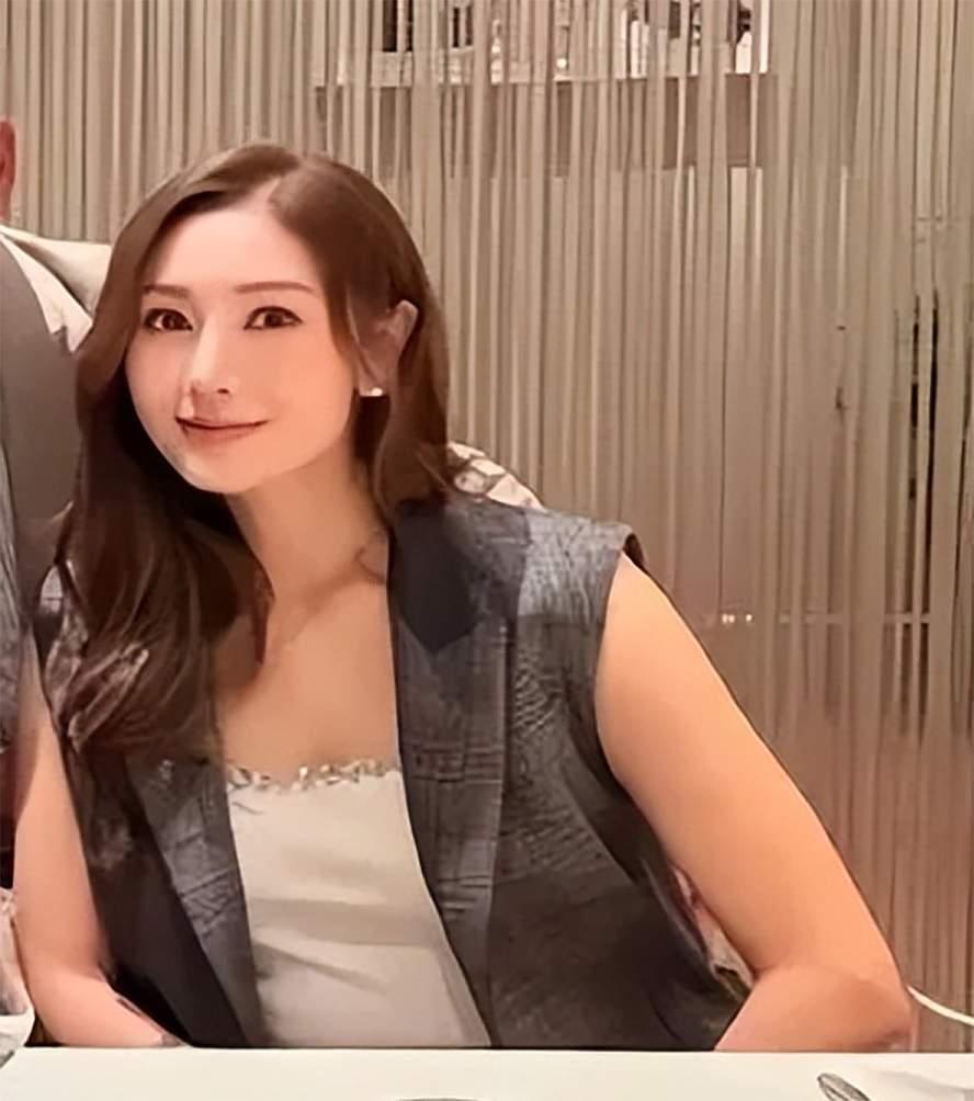 港姐李嘉欣这是整容了吗？55岁的年纪居然变得这般水润，满满的少女感！近日，许
