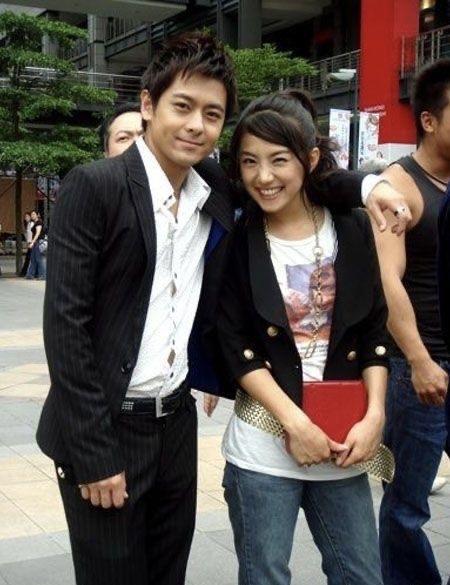 林志颖与刘荷娜的旧照，2006年，两人在剧组拍下了这张花絮。当时的林志颖32