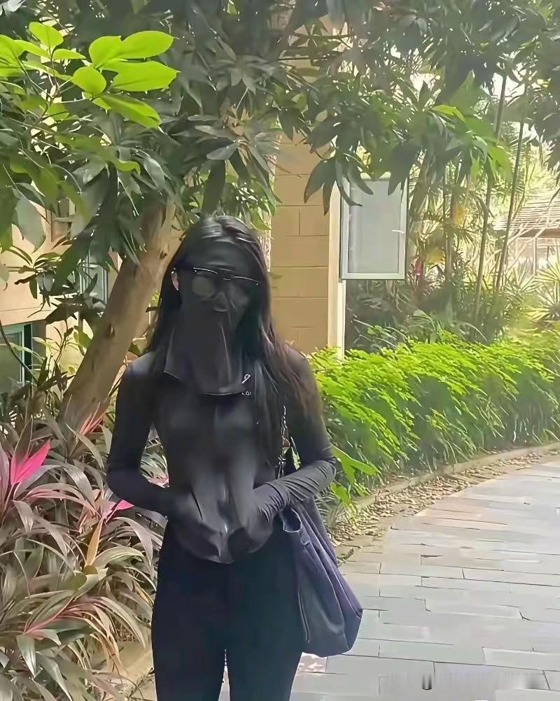 以后大街上都见不到美女了，似如此打扮。防晒是可以了，观赏不给了。这要是个阴天或半