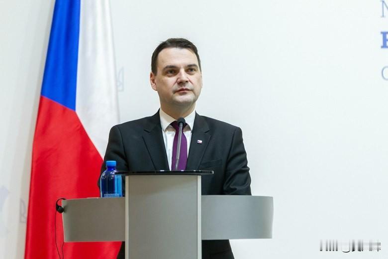 【捷克外长批评本国总统为“瓷器店里的大象”：“你的工作是献花与授勋”】捷克外