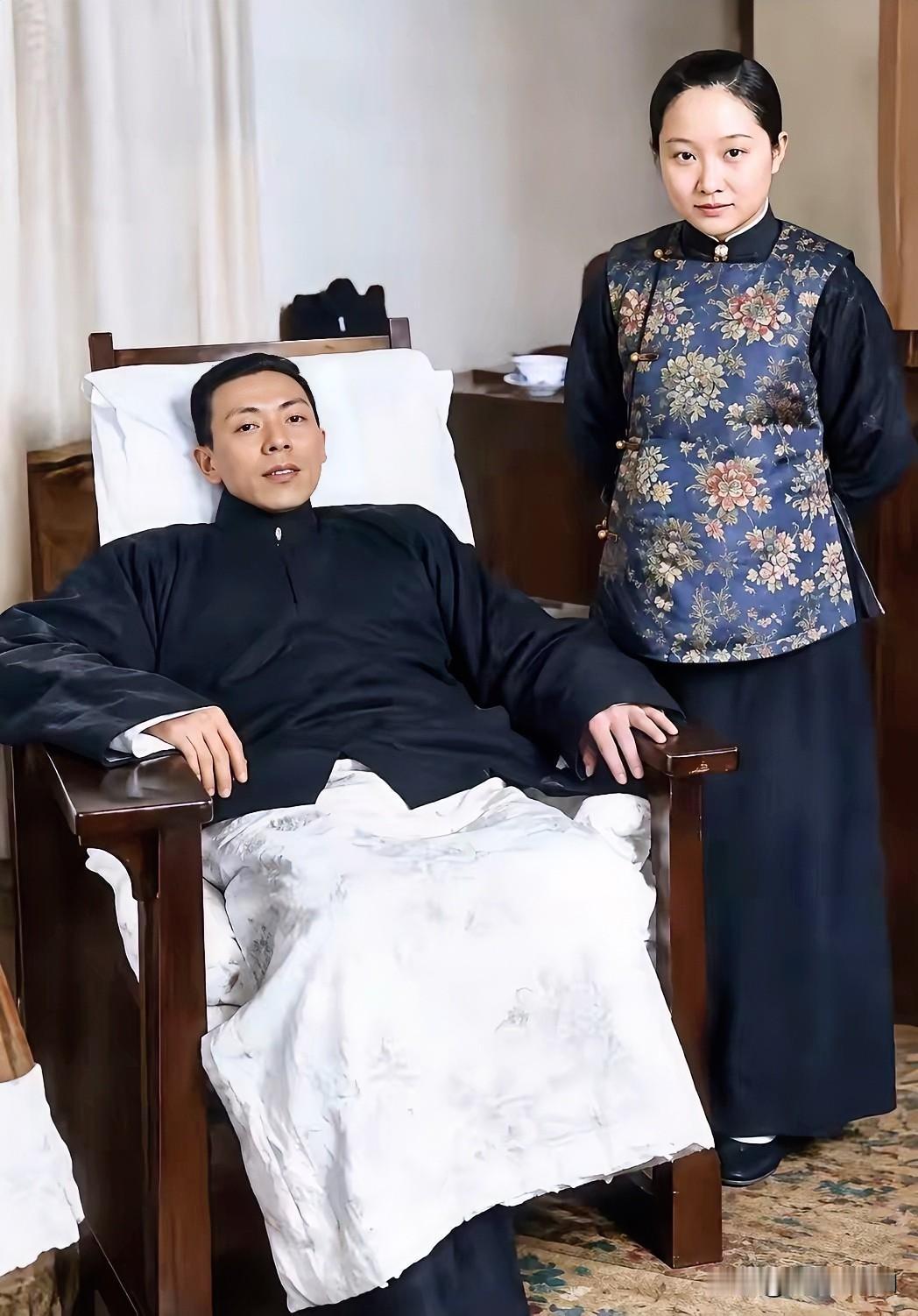 张静江比蒋介石年长十岁，两人早年关系极深。蒋介石能够崛起，与张静江的提携密不可分