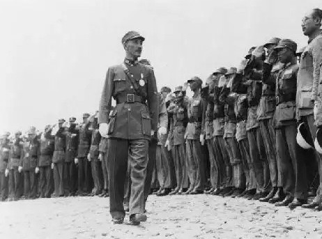 1940年，蒋介石到成都视察时，贺国光从口袋里拿出一张支票说：“这是委员长兼四川