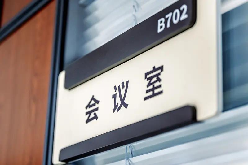 校长一般要参加这些会议：1．主持学校行政会2．主持学校教职工会3．参加学校