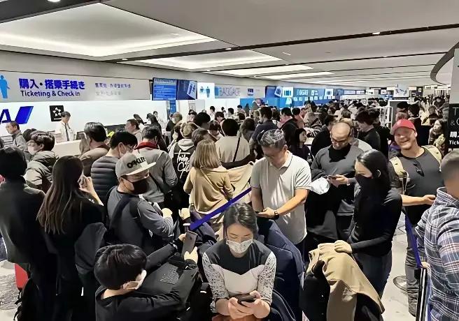 我国停航了12条中日航班，日本机场大批返回国内的人员滞留。这情景其实是可以预见的