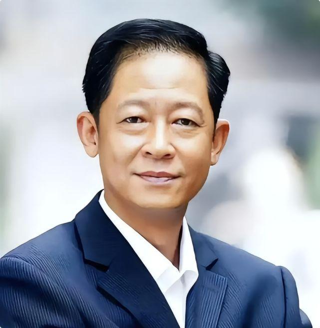 王志文说："相处久了你会发现，跟老实人一起，除了表面老实愚钝、情商低，更让人痛苦