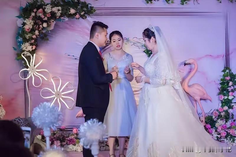 婚礼上新娘临时索要3万改口费否则不喊妈婆婆当场掏钱：不用叫婚礼现场瞬间死