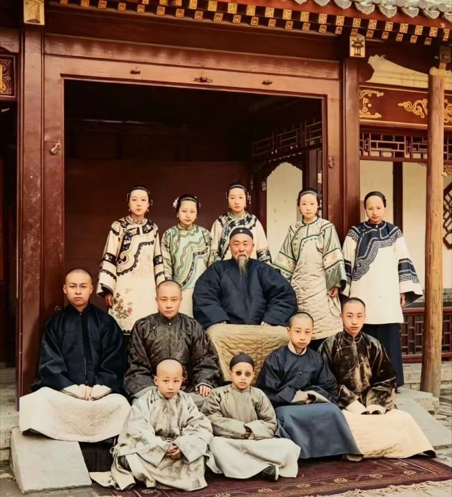 李鸿章和自己儿孙以及儿媳孙媳的合影，话说回来，李鸿章的儿媳孙媳们这模样挺俊俏的，