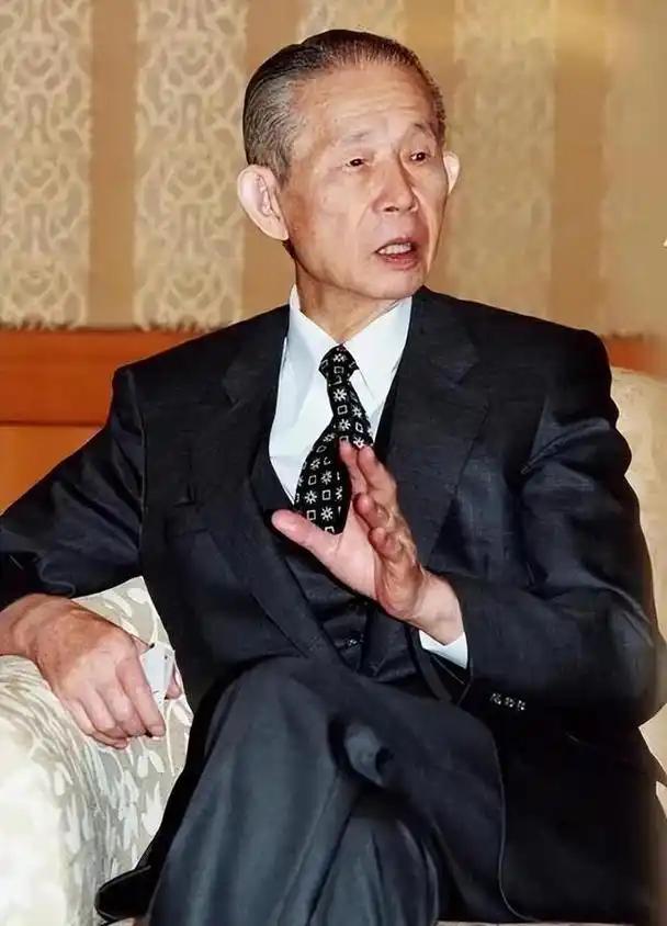 一位汽车专家说：“傻子才买车去装B！有100万，你最多买一辆20万块钱的车。你