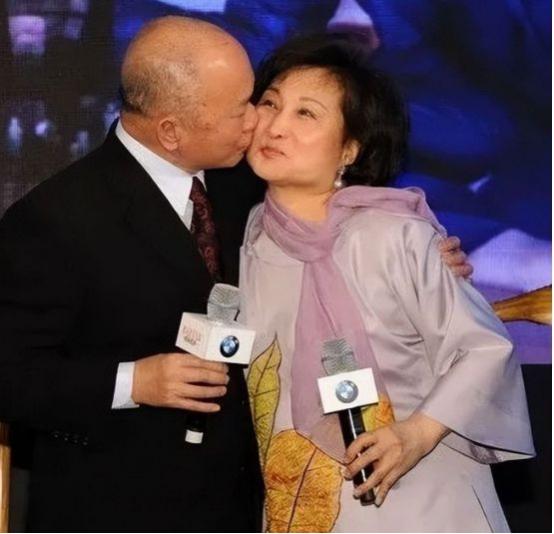 2012年，著名导演吴宇森确诊淋巴癌中期，变卖了北京的房产去美国治病。没想到