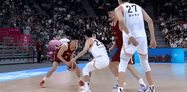 在余嘉豪回国打比赛之前，大家都在嘲笑他在西乙的数据并不好，可是回国一打全运会发现