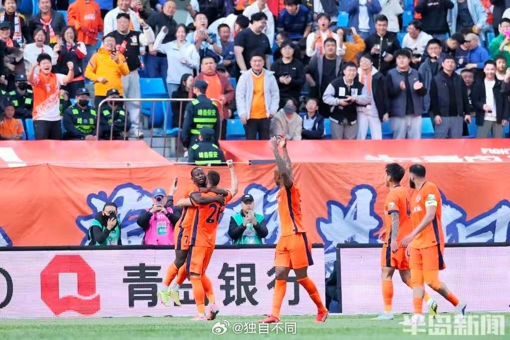 恭喜青岛海牛拿到中超新赛季首胜！这场胜利可太关键了，不仅让海牛暂时跳出降级区，更