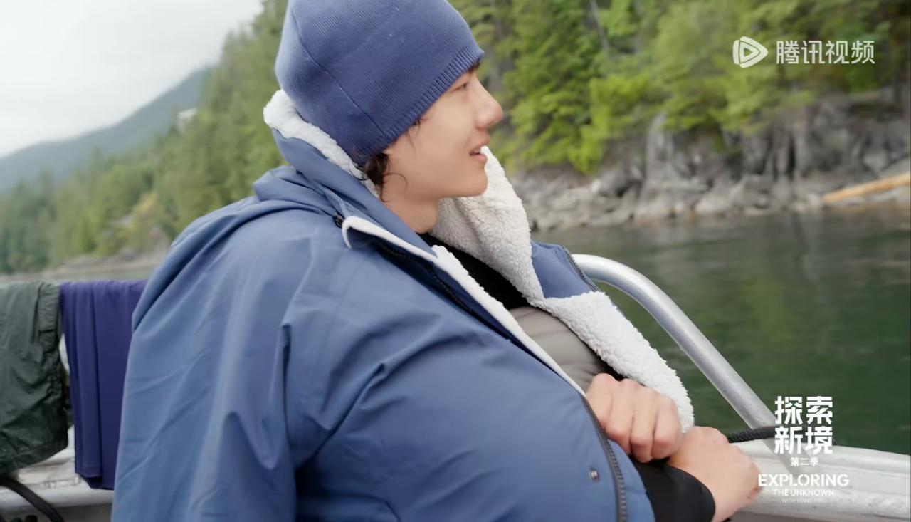 毛线帽，大外套……王一博愣是把大胡子“向导”的大外套穿出了卖家秀和买家秀的既视