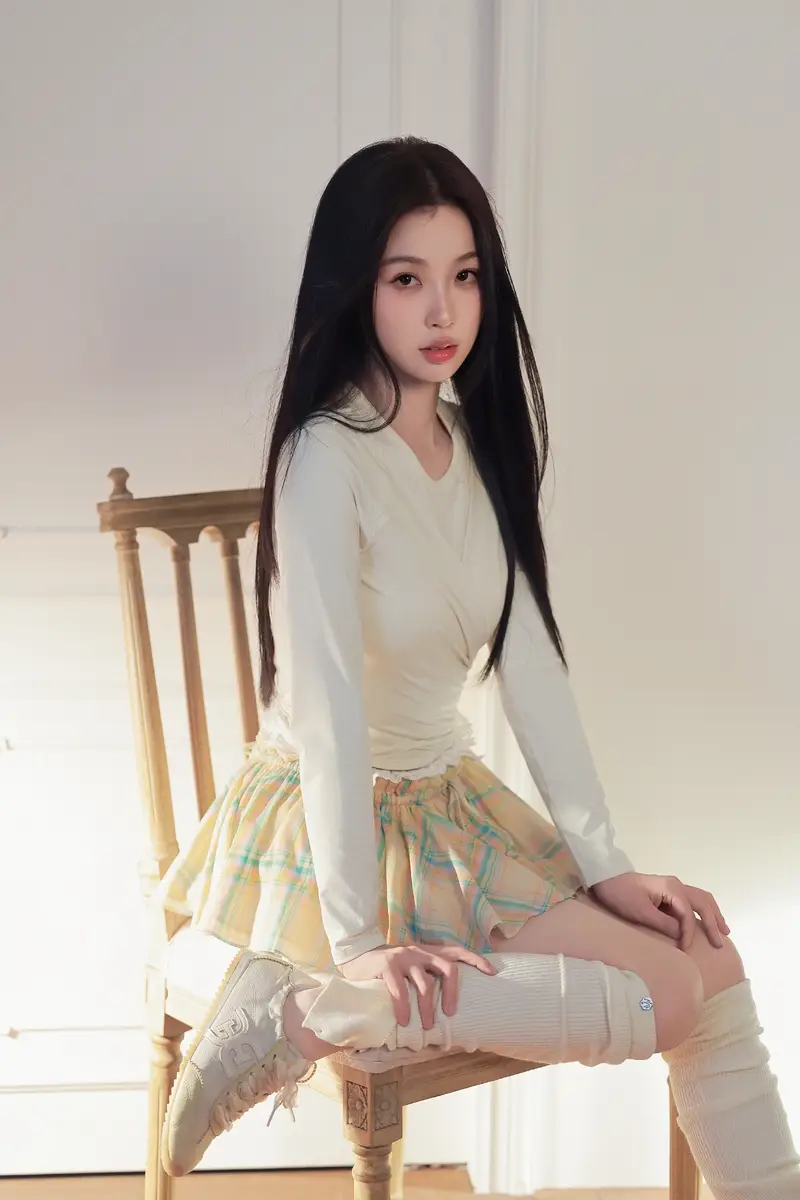 虞书欣穿格纹短裙散发纯欲诱惑黑发披肩娇憨动人